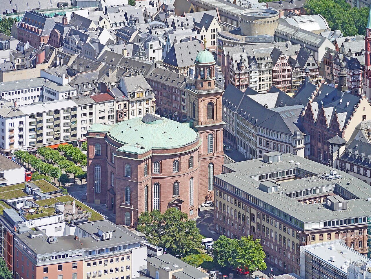 Die Frankfurter Paulskirche vor dem Dom-Römer-Areal