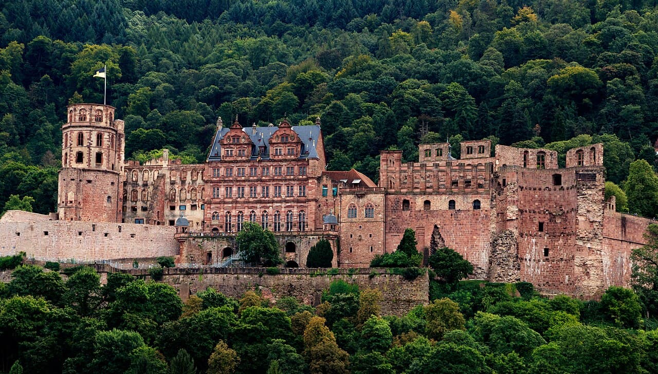 Blick auf das Heidelberger Schloss über der Altstadt in Baden-Württemberg